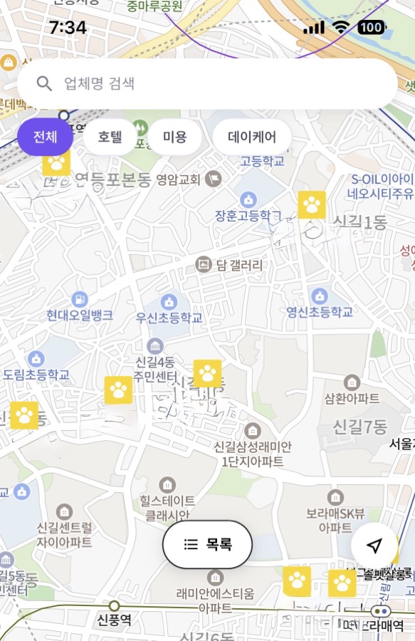 멍텔모아 앱에서 주변 업체를 지도 위 마커로 보여주는 화면